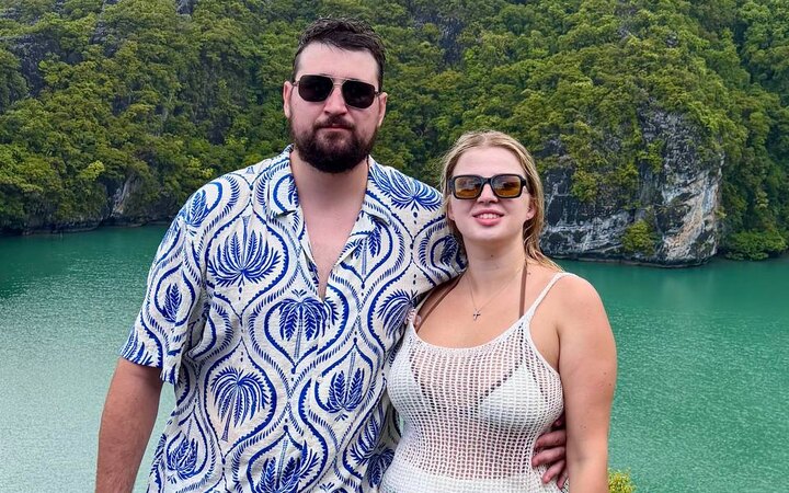 Маша с мужем на смотровой над изумрудной лагуной Анг Тонга